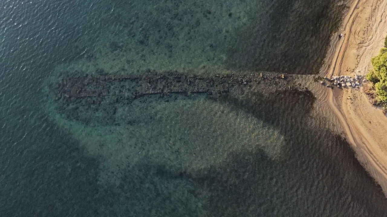 Erdek'te deniz çekilince ortaya çıktı! Vatandaşlar tedirgin oldu