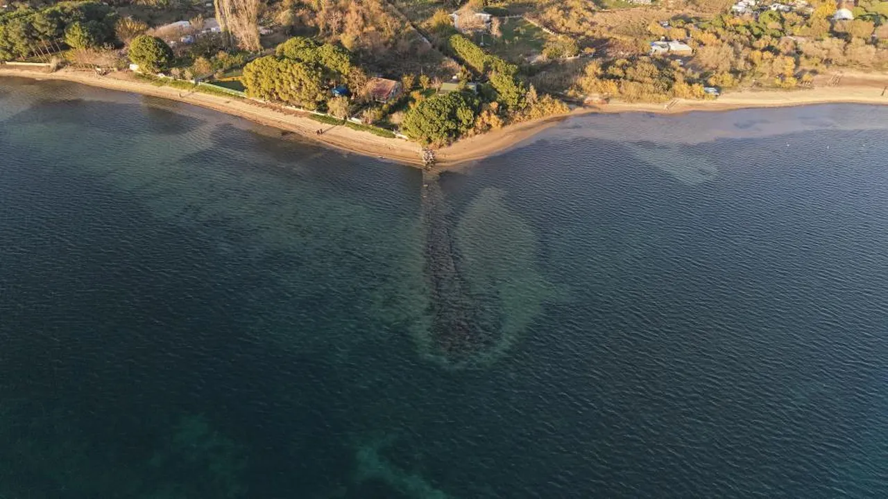 Erdek'te deniz çekilince ortaya çıktı! Vatandaşlar tedirgin oldu