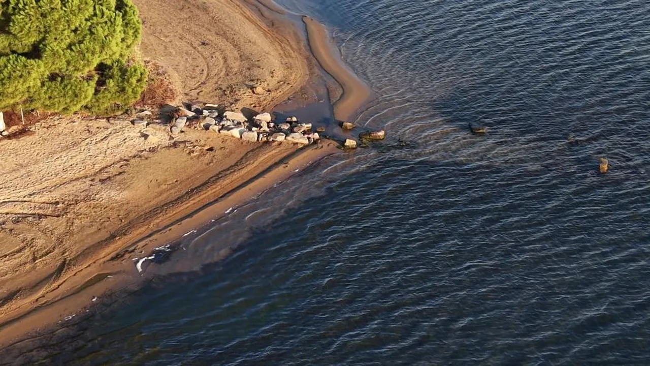 Erdek'te deniz çekilince ortaya çıktı! Vatandaşlar tedirgin oldu