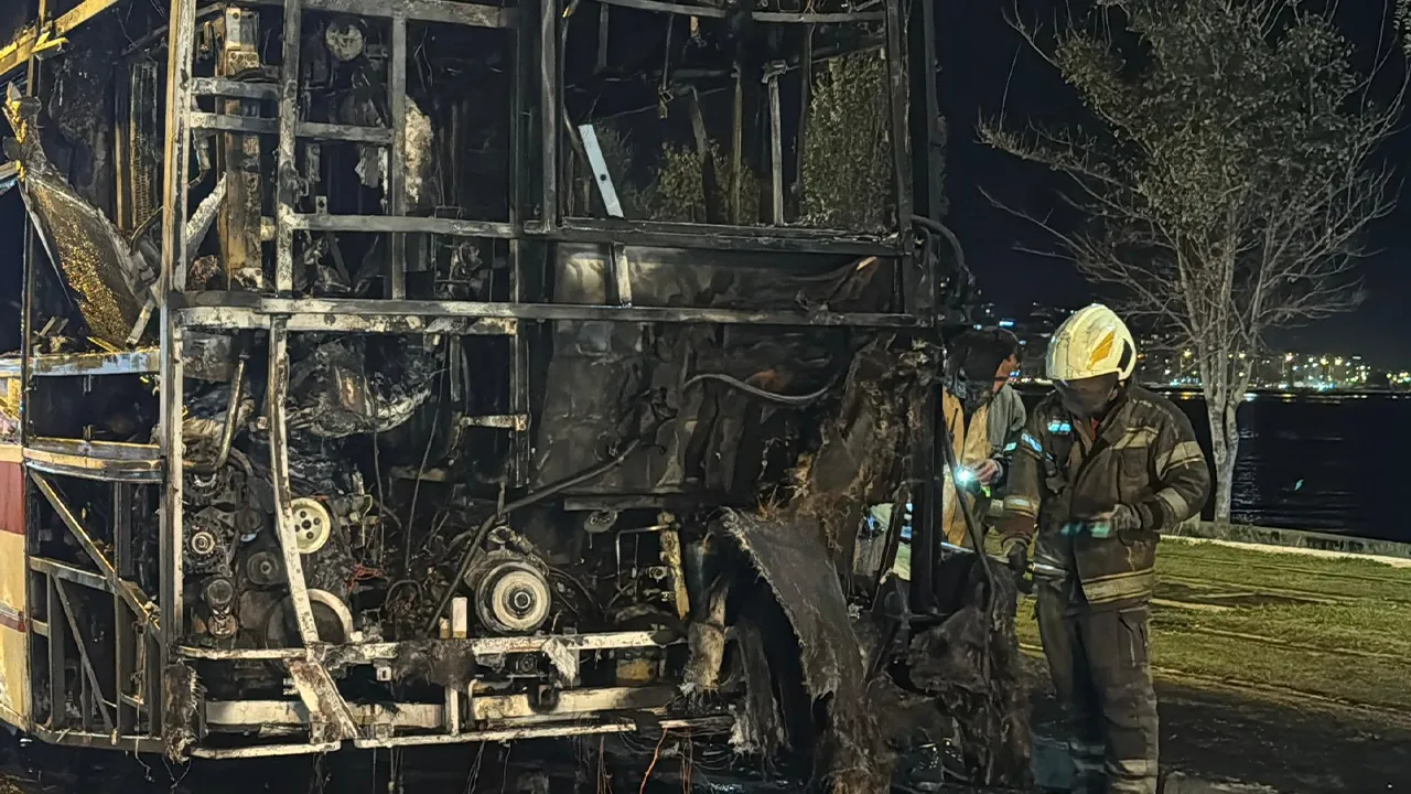 İzmir'de korku dolu anlar! Yolcu dolu otobüs alev aldı