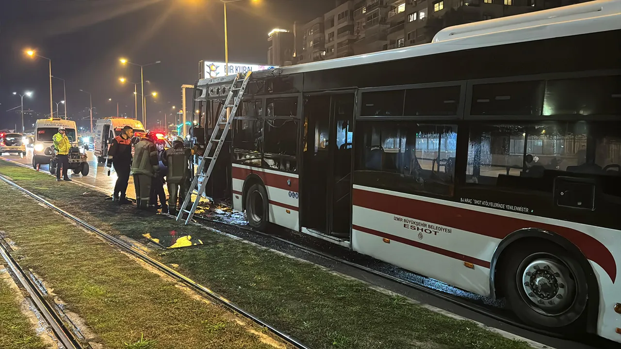İzmir'de korku dolu anlar! Yolcu dolu otobüs alev aldı