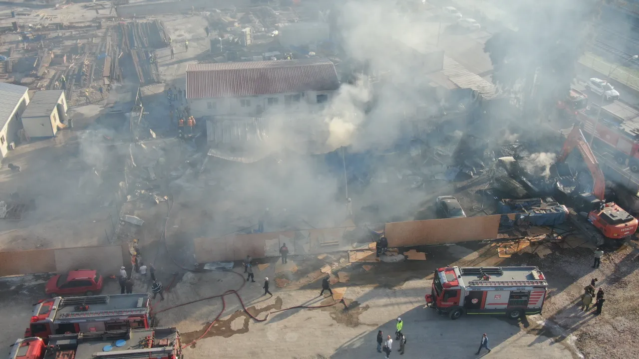 İzmir'de şantiyede yangın! Gökyüzünü siyah dumanlar kapladı