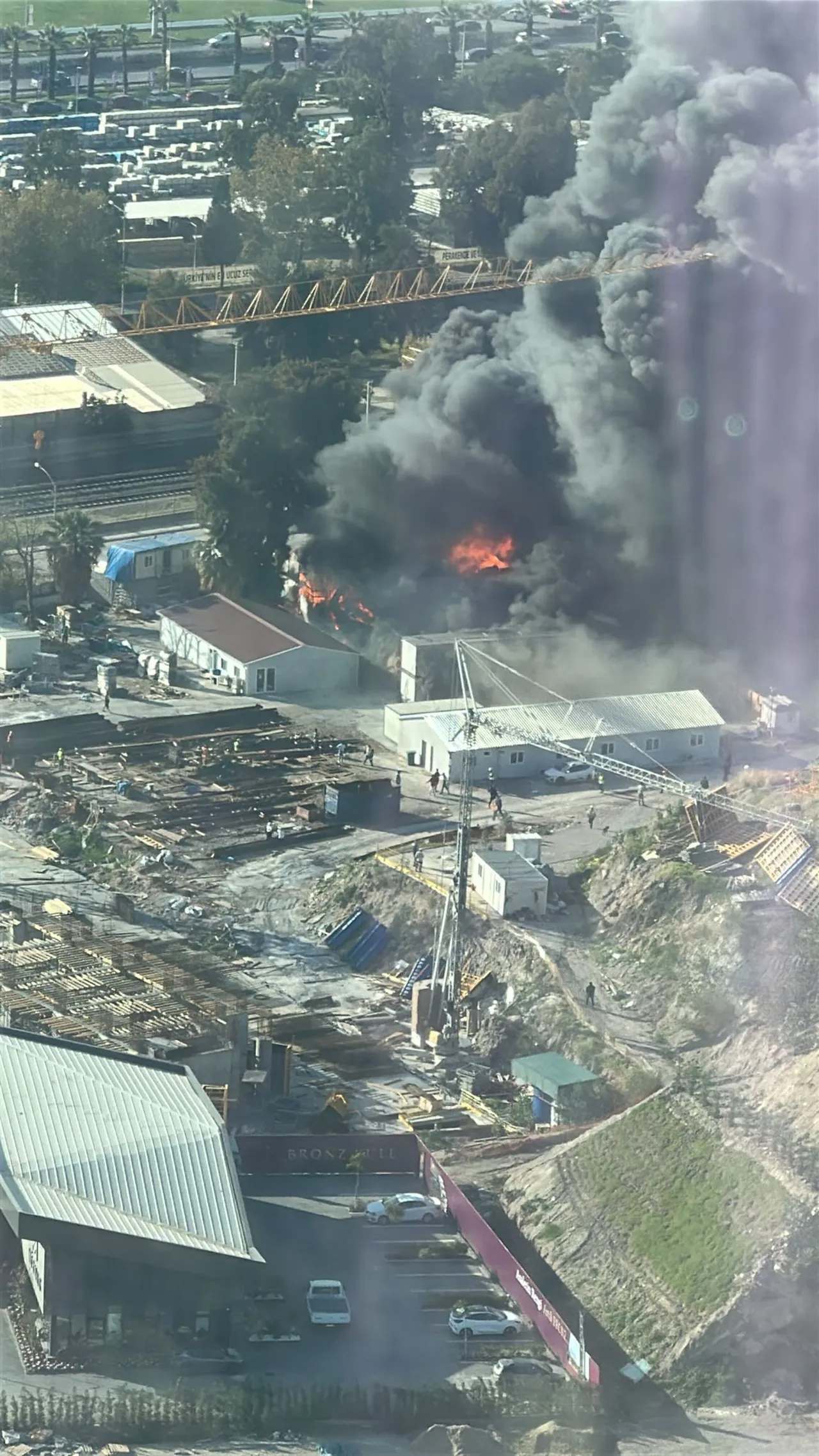 İzmir'in Bayraklı ilçesindeki bir şantiyede büyük yangın