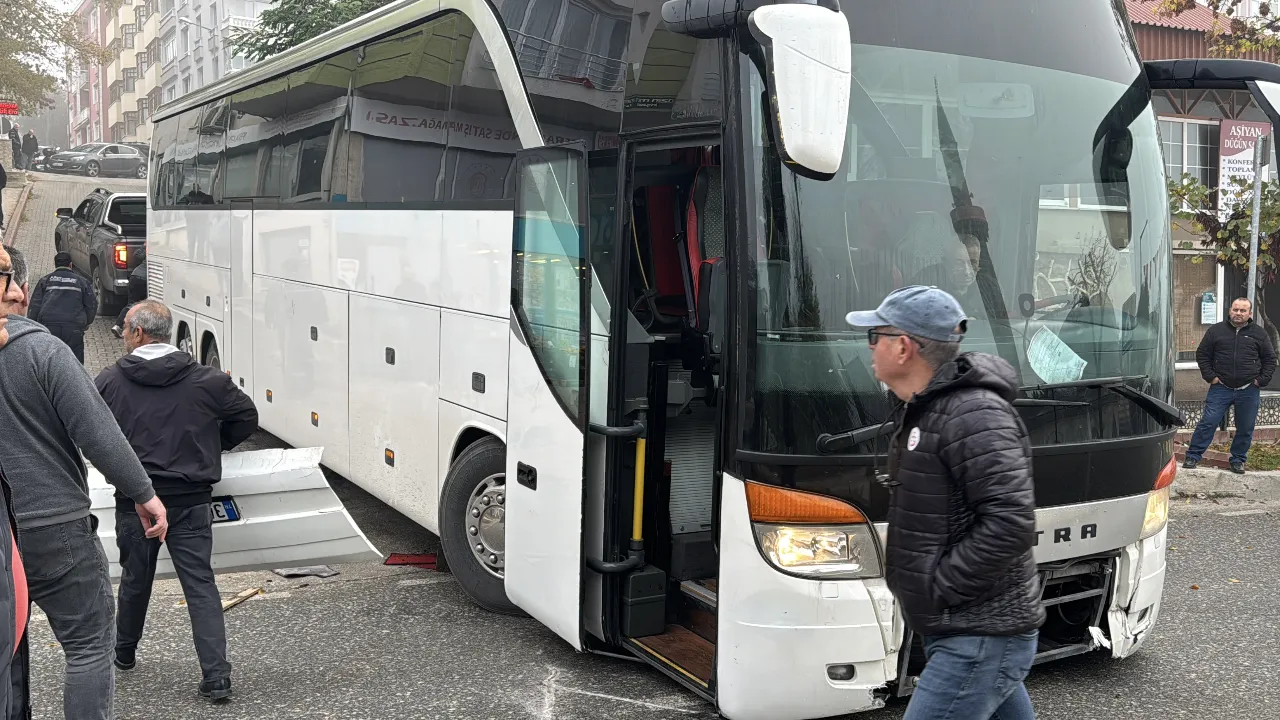 Kayan otobüs yolu kapattı, trafik felç oldu