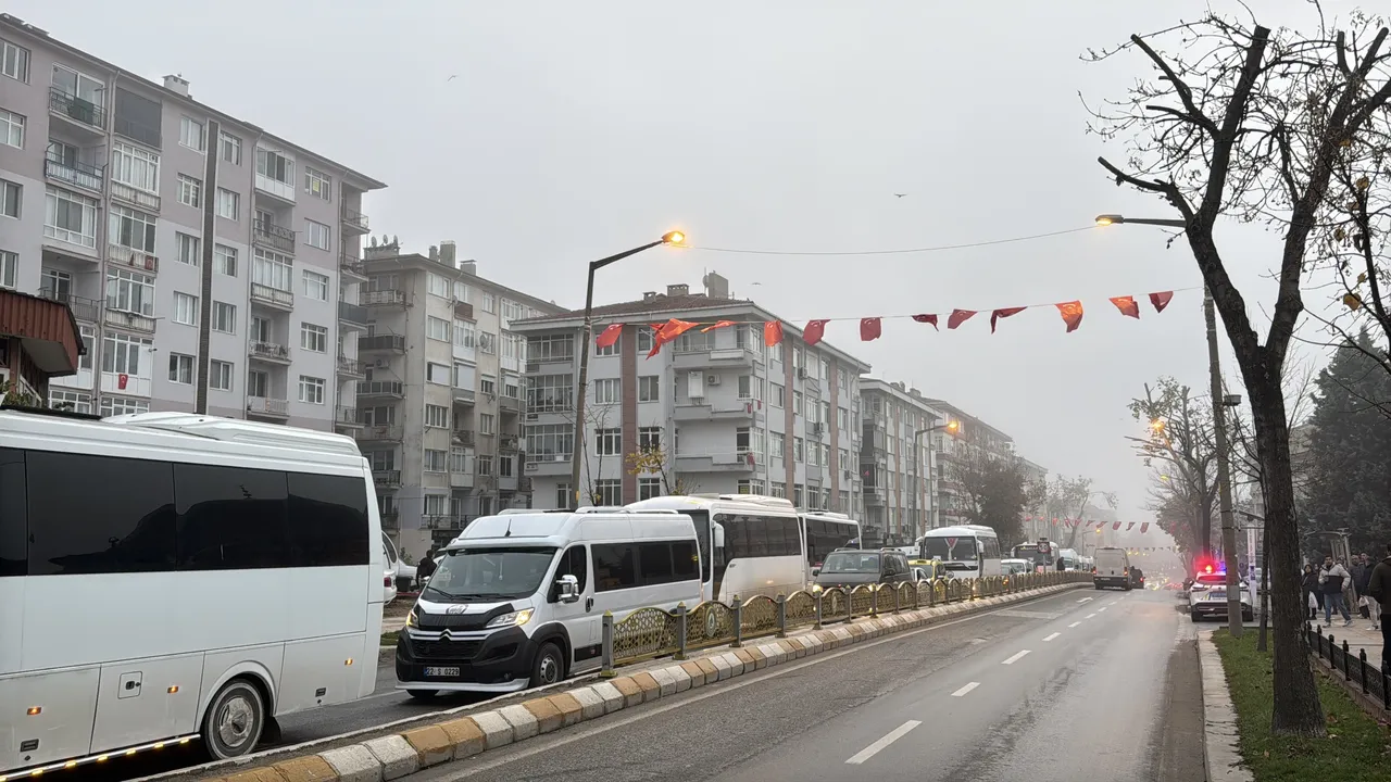 Kayan otobüs yolu kapattı, trafik felç oldu