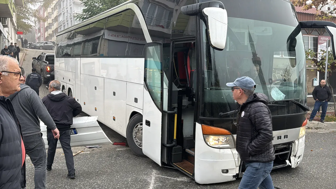 Kayan otobüs yolu kapattı, trafik felç oldu