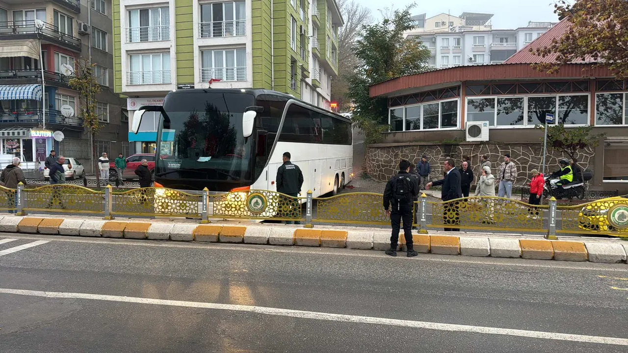 Kayan otobüs yolu kapattı, trafik felç oldu