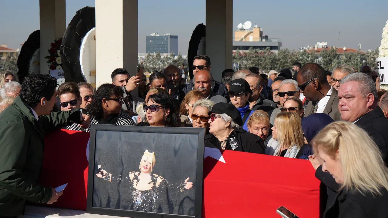 Abacı'ya son veda! Ünlü sanatçı da oradaydı