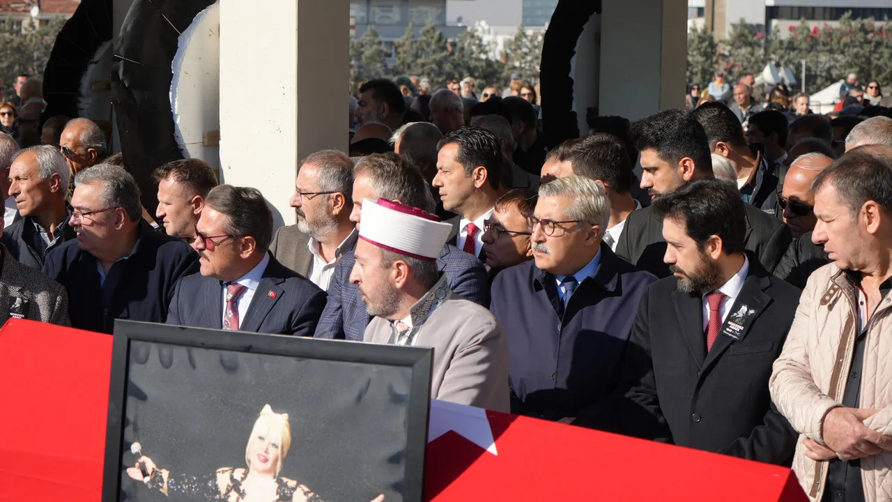 Abacı'ya son veda! Ünlü sanatçı da oradaydı