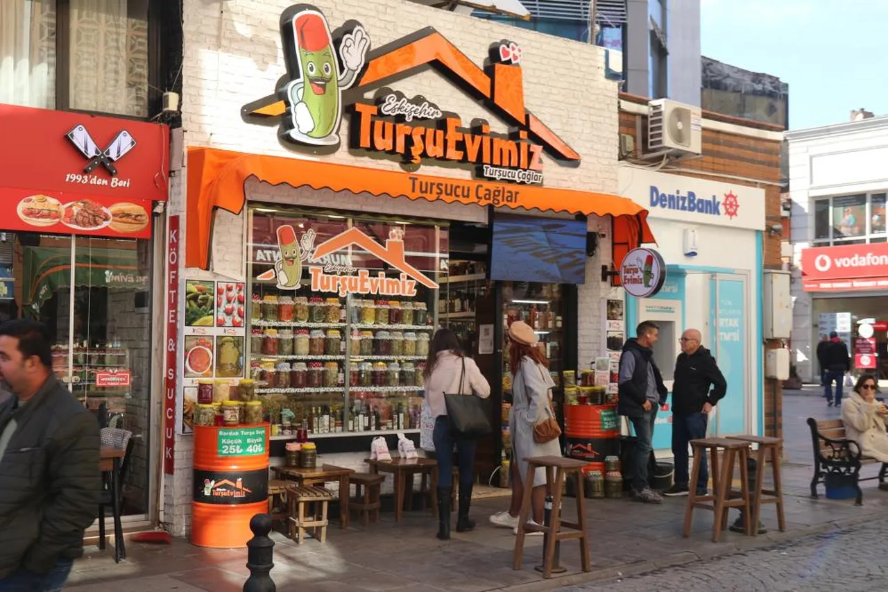 Karşılıklı dükkanlar müşterilerin dikkatini çekiyor