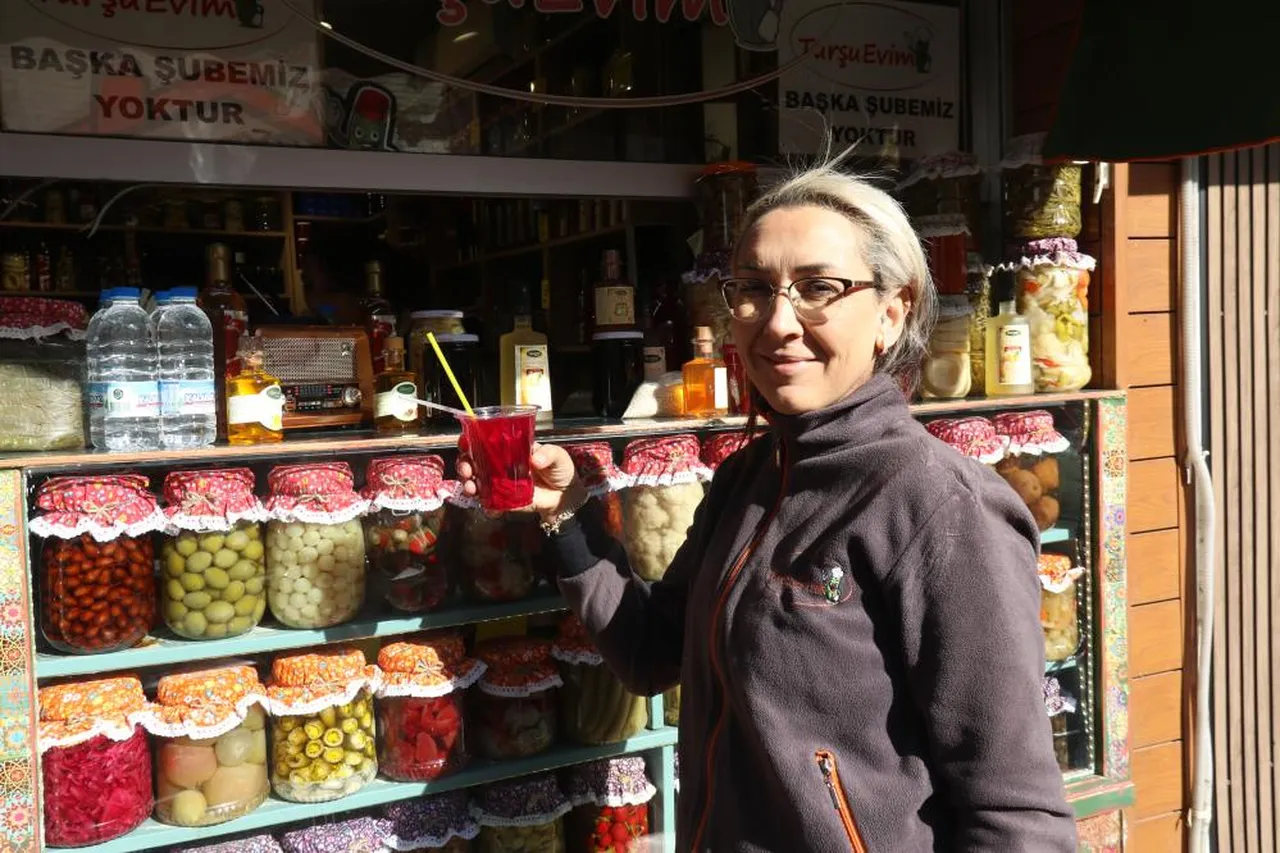 Fotoğraftaki Şenay Balkandere