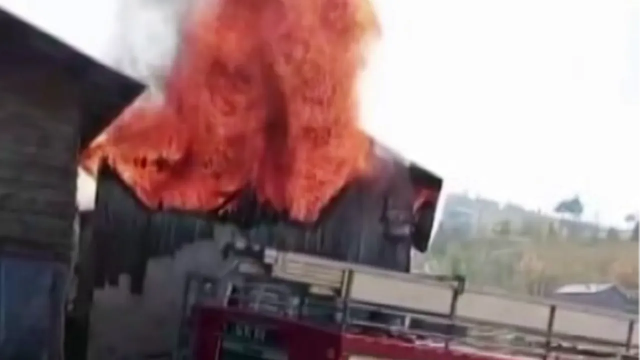 Sakarya'da korku dolu anlar! Ev ve samanlık alev topuna döndü