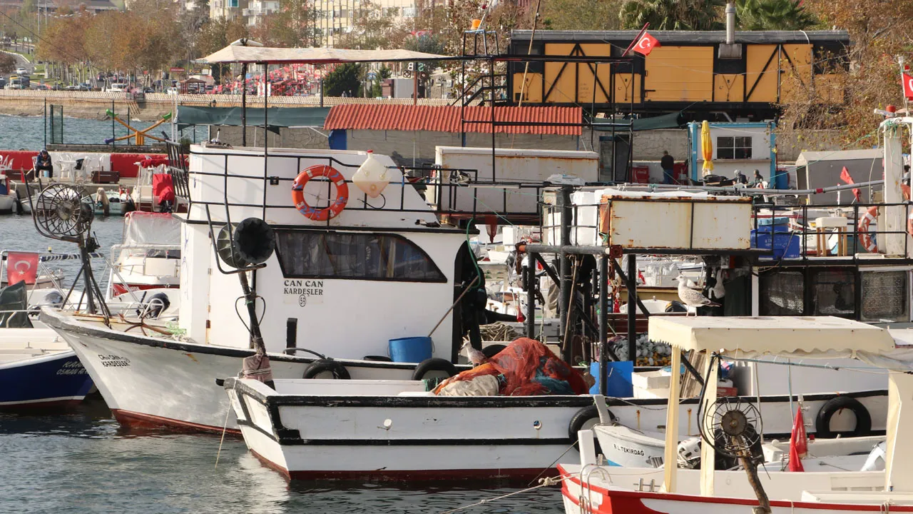 Lodos nedeniyle denize açılamayan balıkçı tekneleri