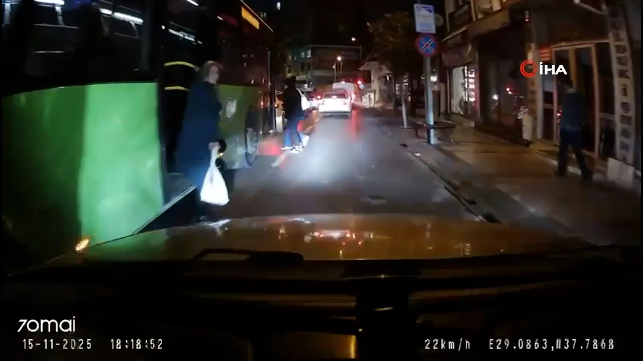 Trafiğin ortasında yolcu indirip bindirdi! Az kalsın faciaya yol açıyordu