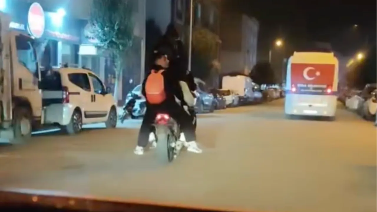 Trafikte ölümüne yolculuk! Motosiklete 5 kişi bindiler