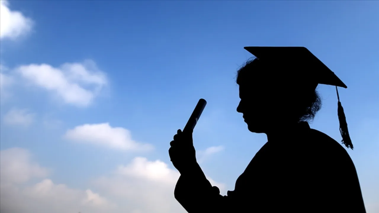 Üniversiteyi 3 yılda bitirmek artık mümkün olacak! YÖK Başkanı duyurdu