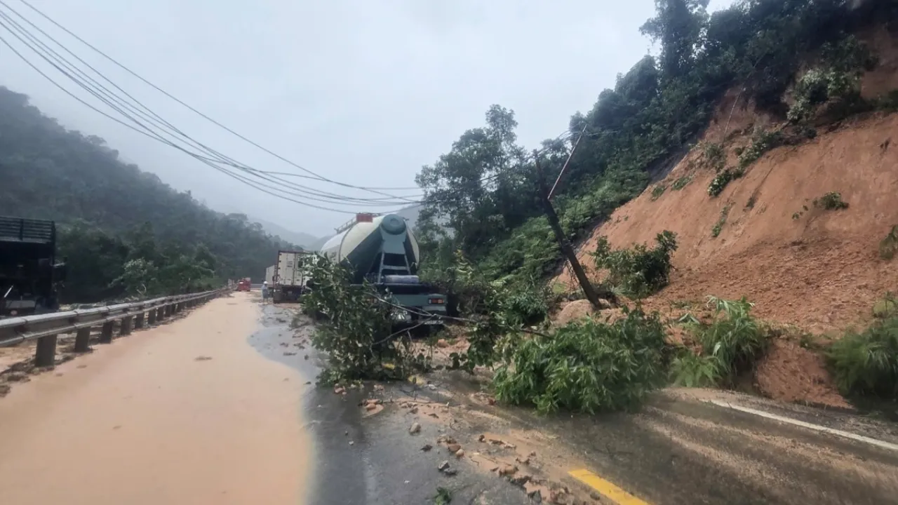 Vietnam'da feci olay! Otobüs heyelana kapıldı, ölü ve yaralılar var