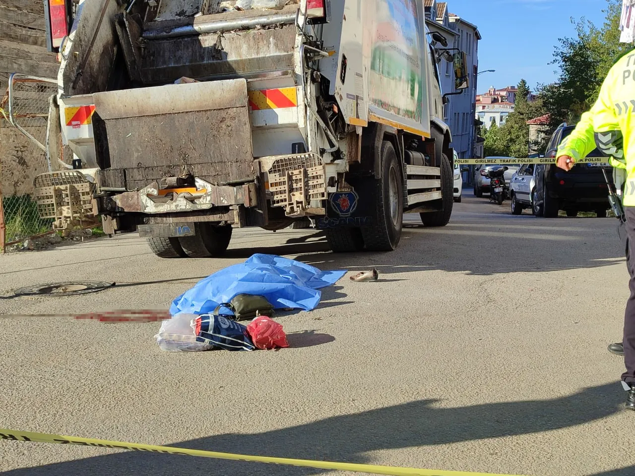 Yaşlı kadının feci ölümü! Çöp kamyonunun altında kaldı