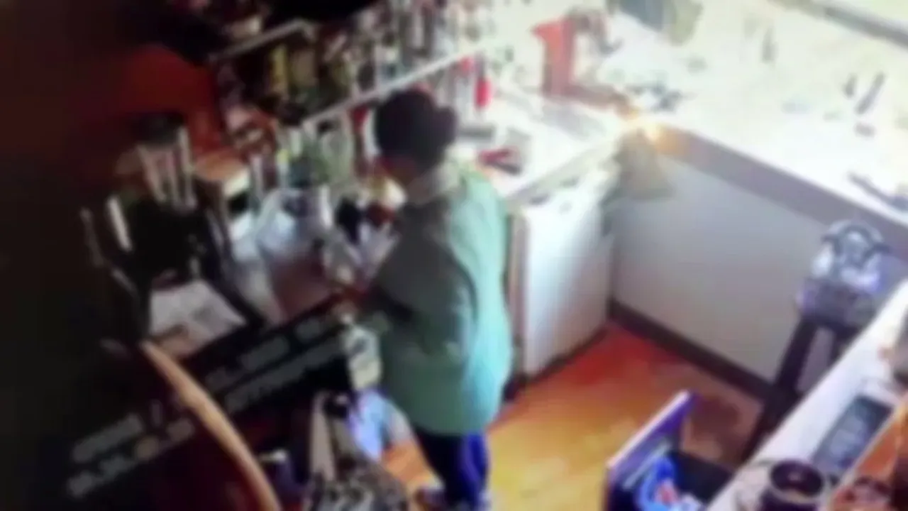 Kahvenin hazırlandığı anlar güvenlik kamerasına yansıdı.