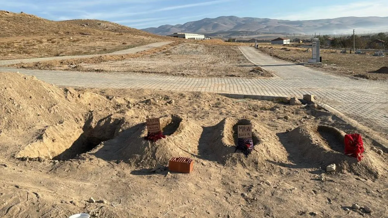 Bir aile yok oldu! Baba Böcek için de mezar kazıldı