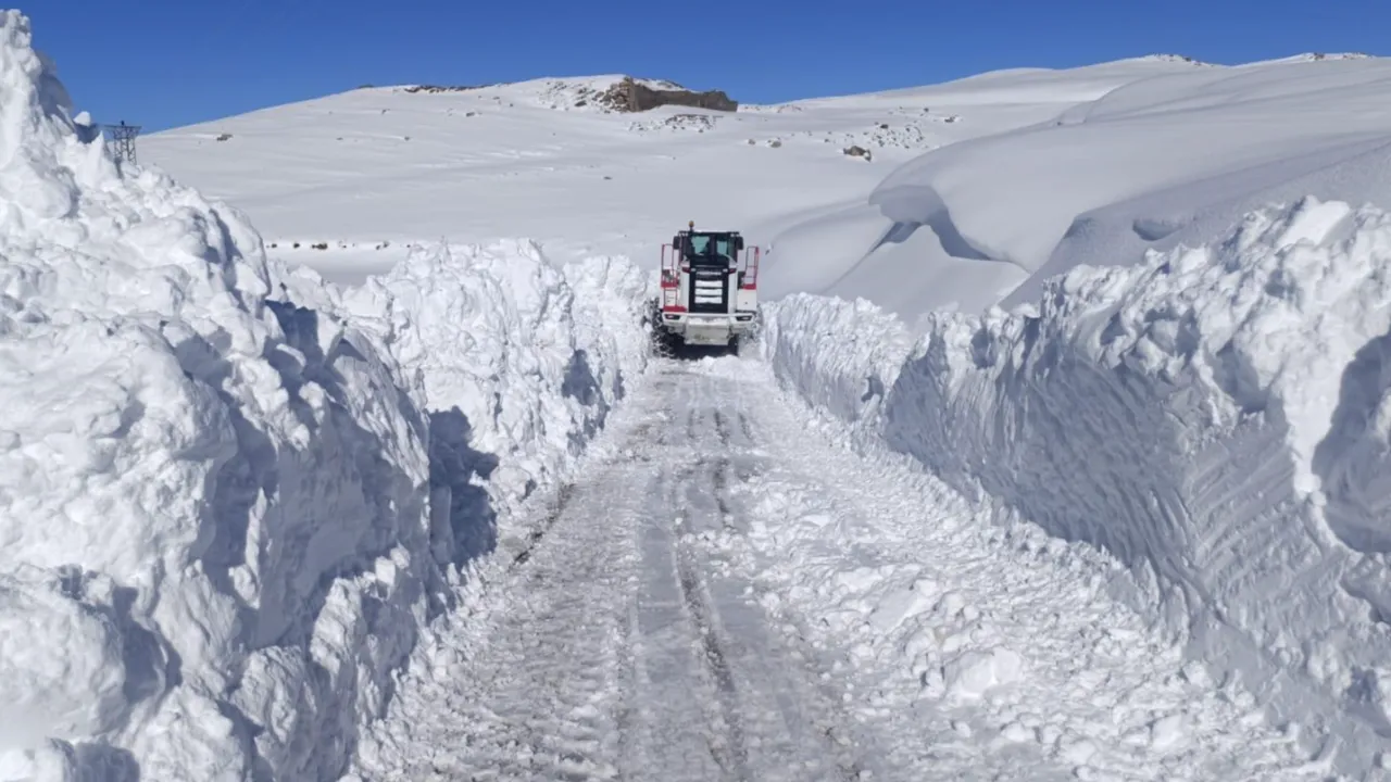 Bir kentimiz kasımda beyaza büründü! Kar kalınlığı 1 metreyi aştı 