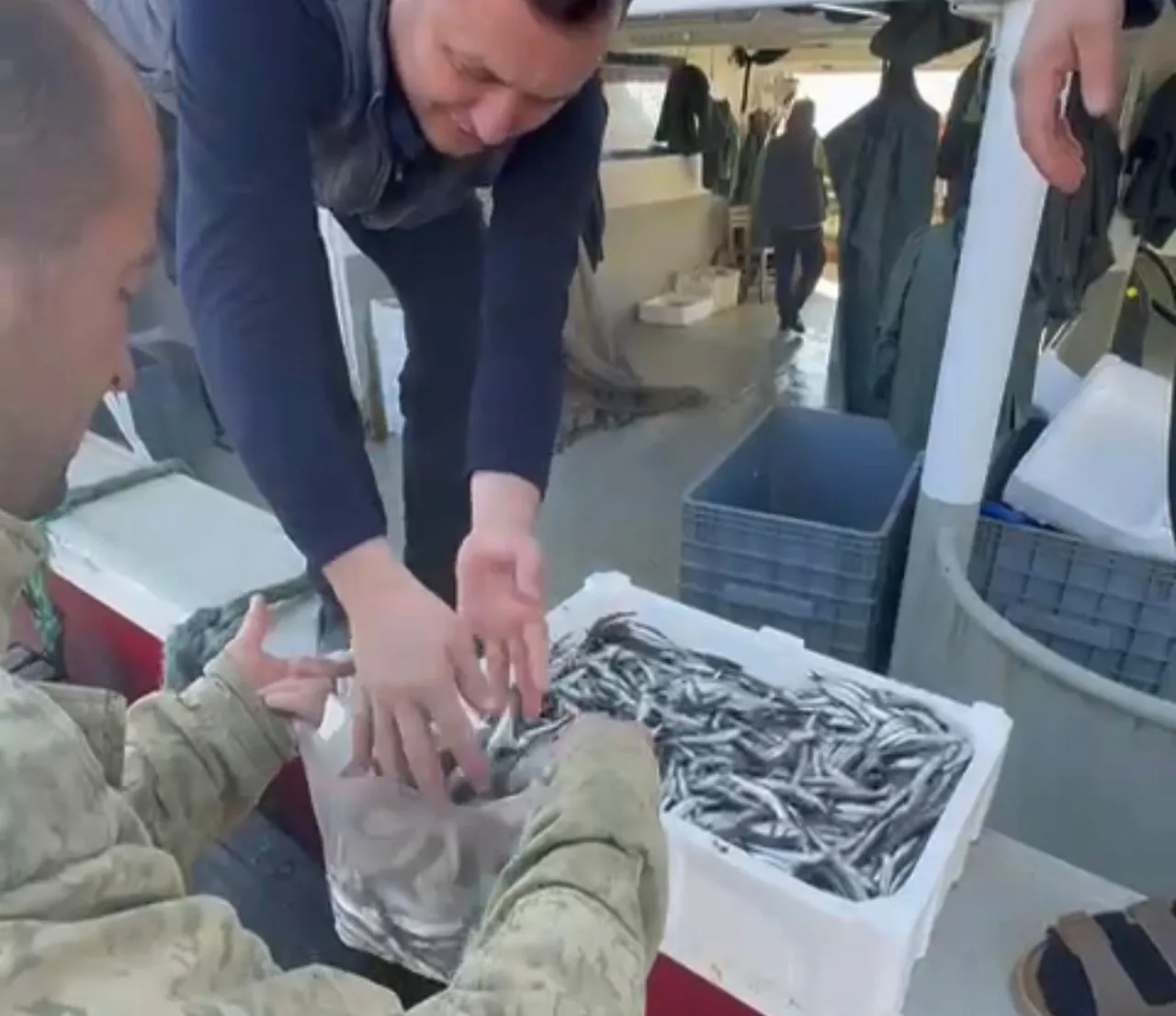 Bunun adı resmen fırsatçılık! Kilosunu 200 liraya sattıkları hamsinin kasasını bakın kaça alıyorlar