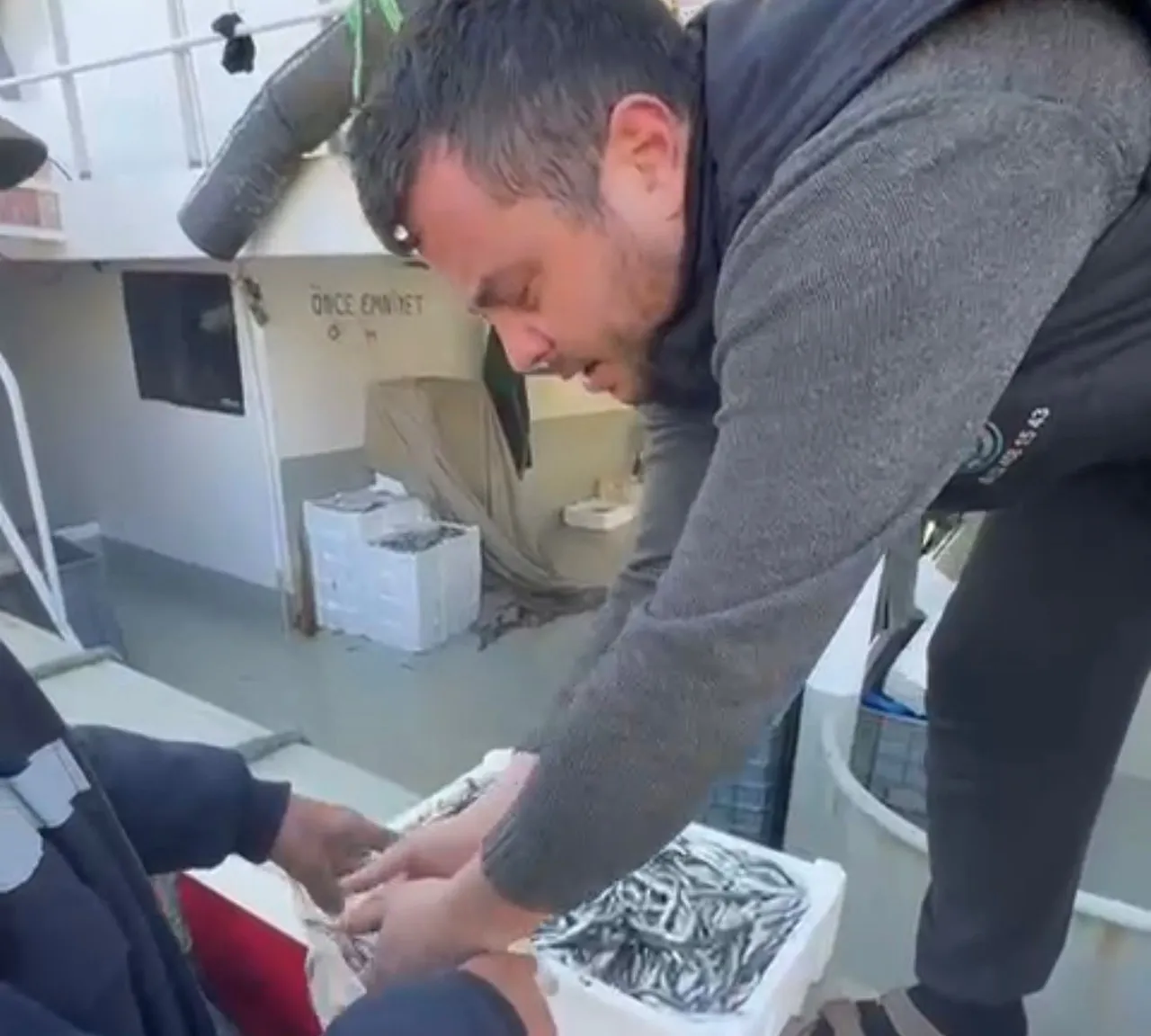 Bunun adı resmen fırsatçılık! Kilosunu 200 liraya sattıkları hamsinin kasasını bakın kaça alıyorlar