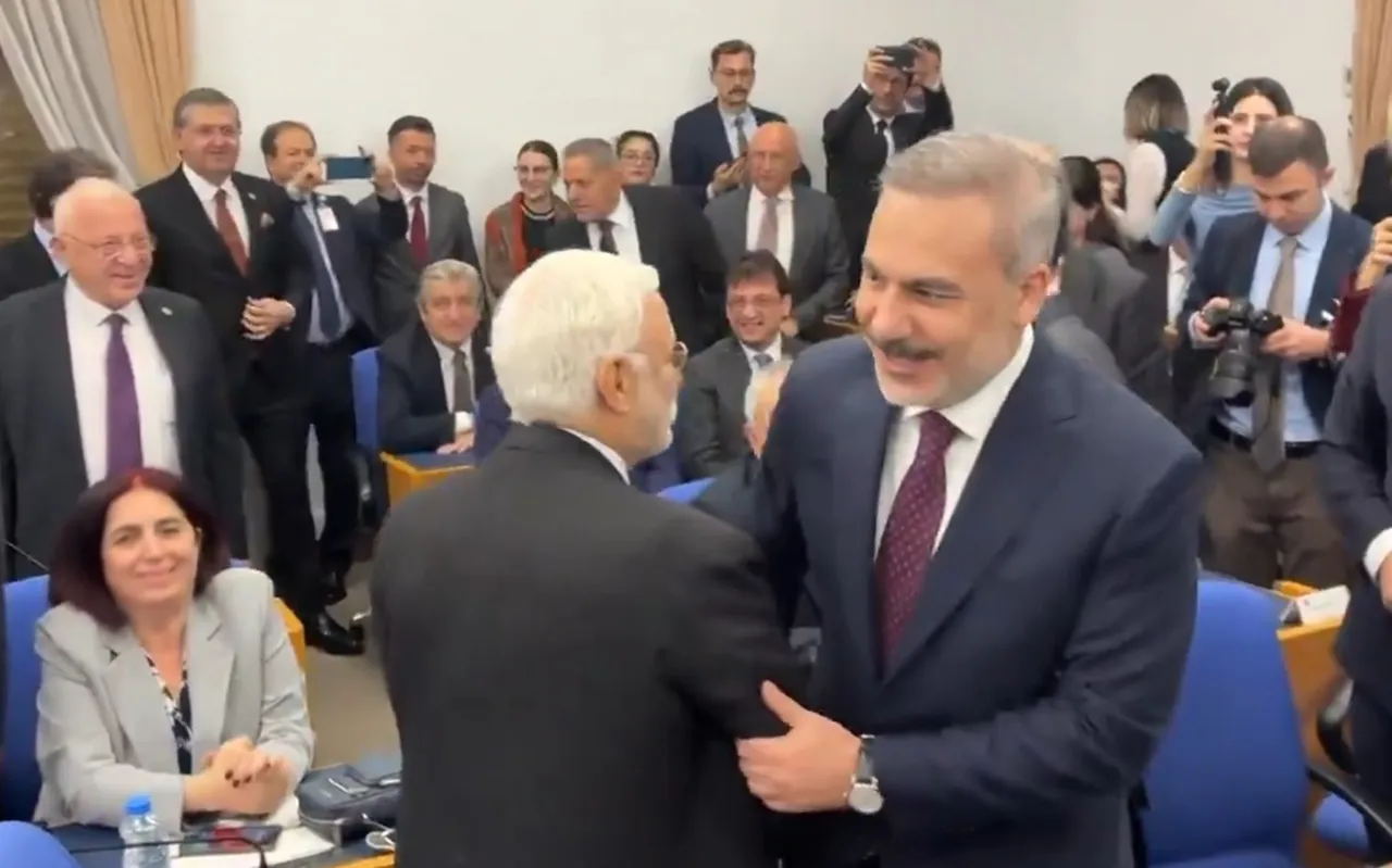 Meclis'te bu kez kavga yok! CHP'li Veli Ağbaba'nın sözleri Hakan Fidan'ı güldürdü