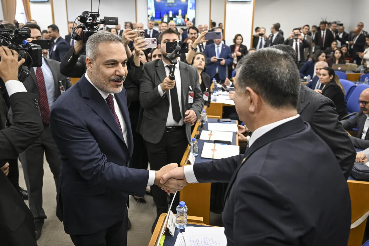 Meclis'te bu kez kavga yok! CHP'li Veli Ağbaba'nın sözleri Hakan Fidan'ı güldürdü