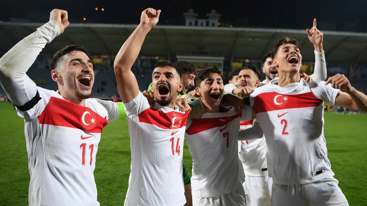 Milliler, Litvanya'yı devirip zirveye kuruldu