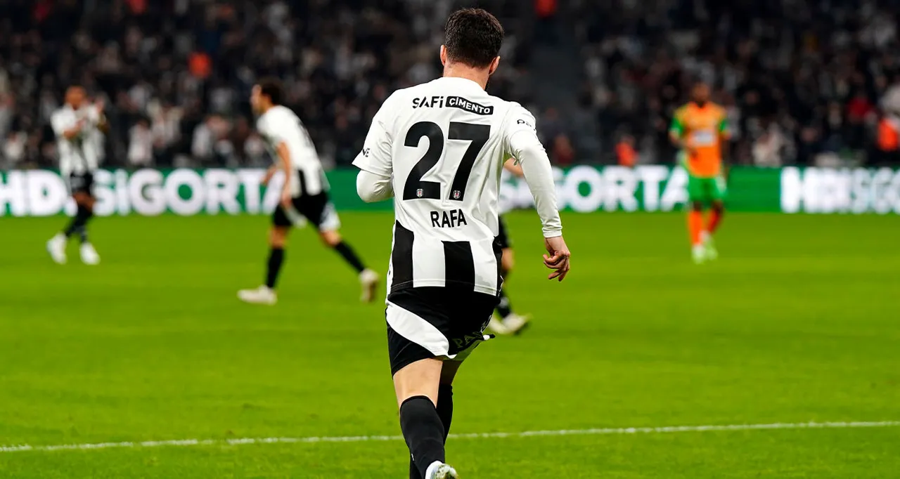 Yıldız futbolcu, tesislere gitse de antrenmanlara çıkmıyor