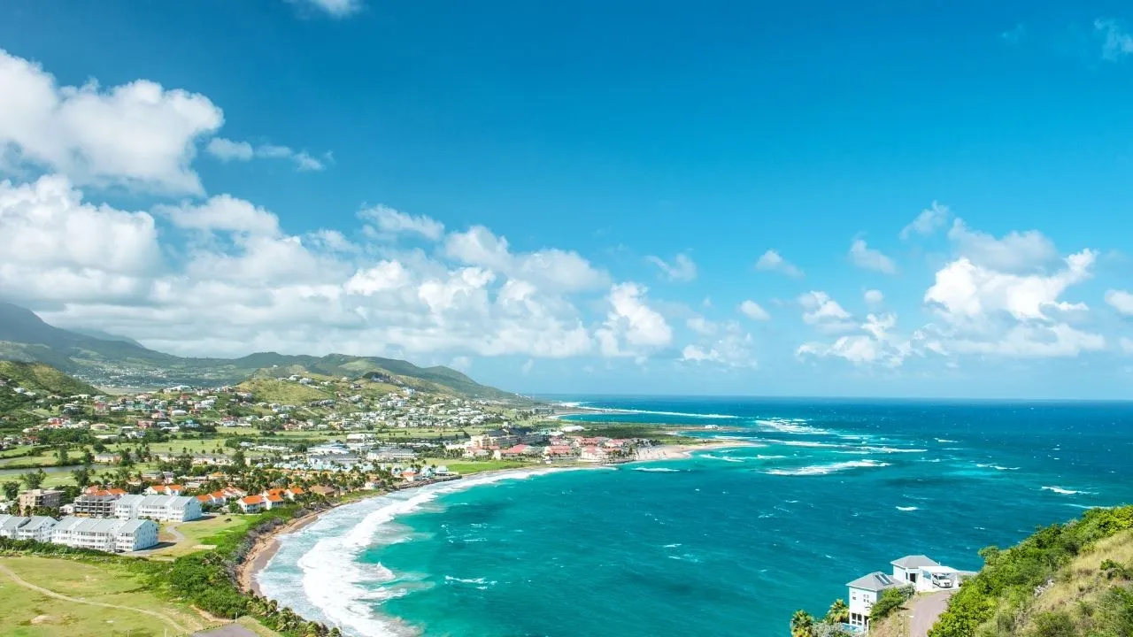 Karayip Adası Saint Kitts'ten deniz ve gökyüzü manzarası