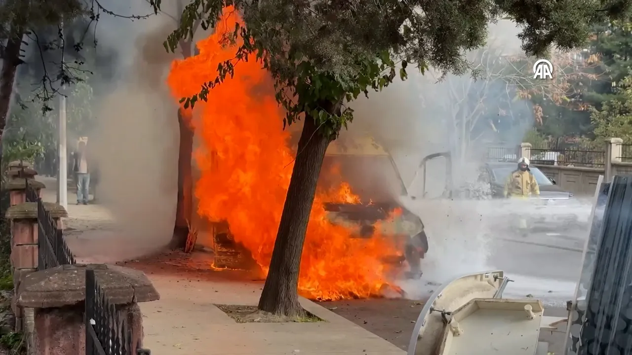 Servis minibüsü alev topuna döndü! Müdahale etmek isteyen şoför yaralandı