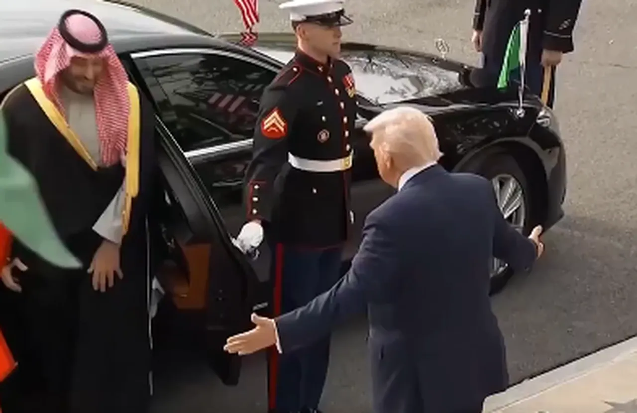 Trump'ın 2 kolunu açarak Selman'ı karşıladığı anlar