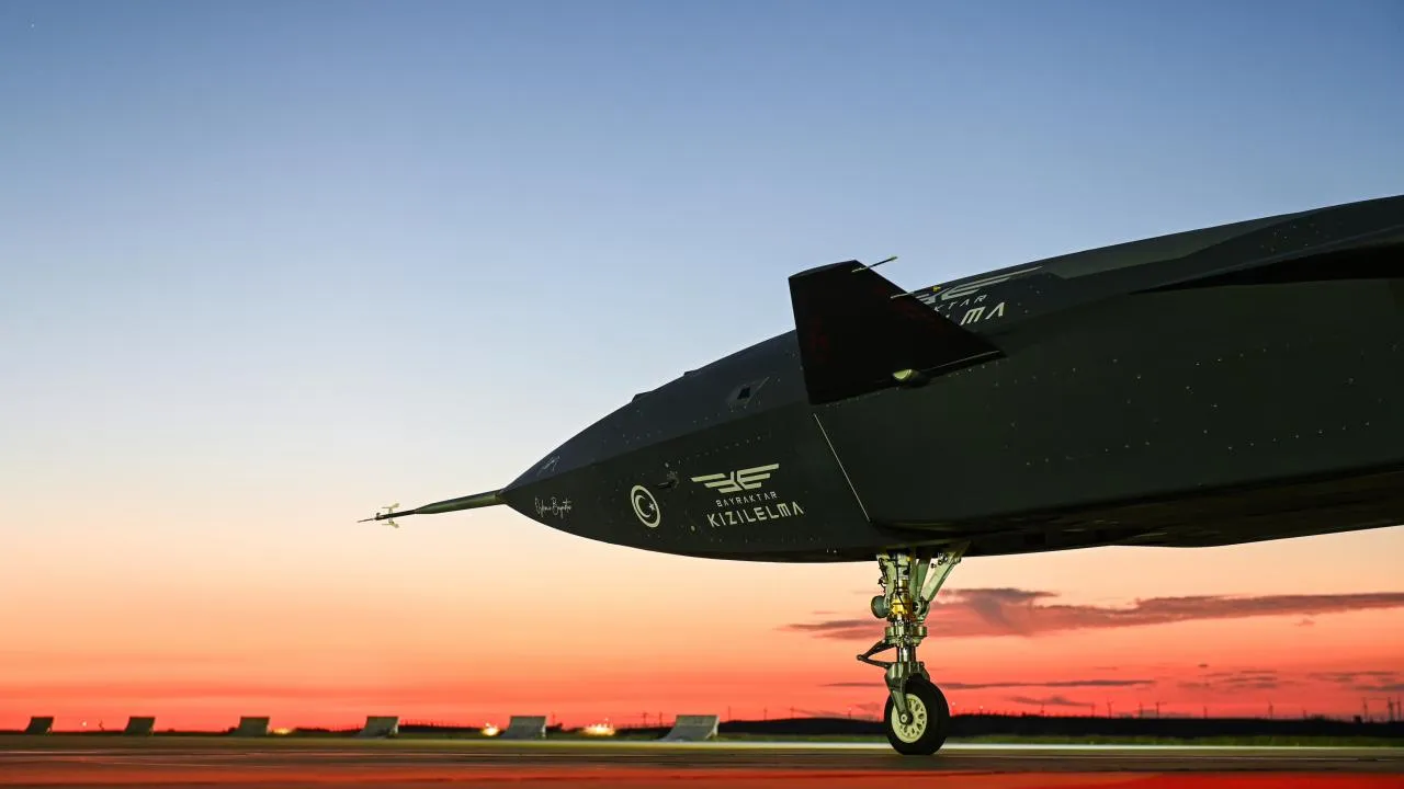 Türkiye'nin havadaki gözbebeği! Bayraktar KIZILELMA'dan milli donanmalarla gövde gösterisi