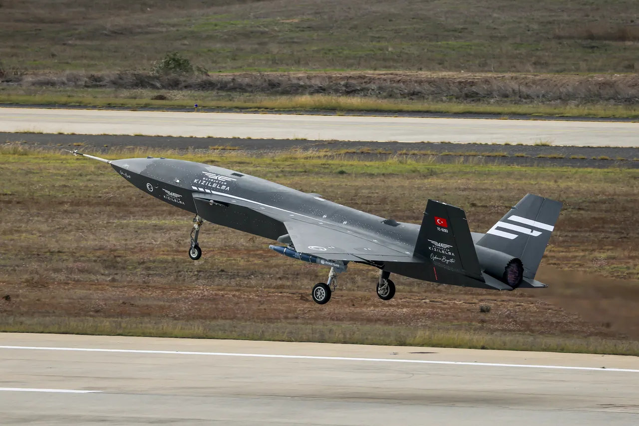 Türkiye'nin havadaki gözbebeği! Dünyada bir ilk: Bayraktar KIZILELMA'dan milli donanmalarla gövde gösterisi