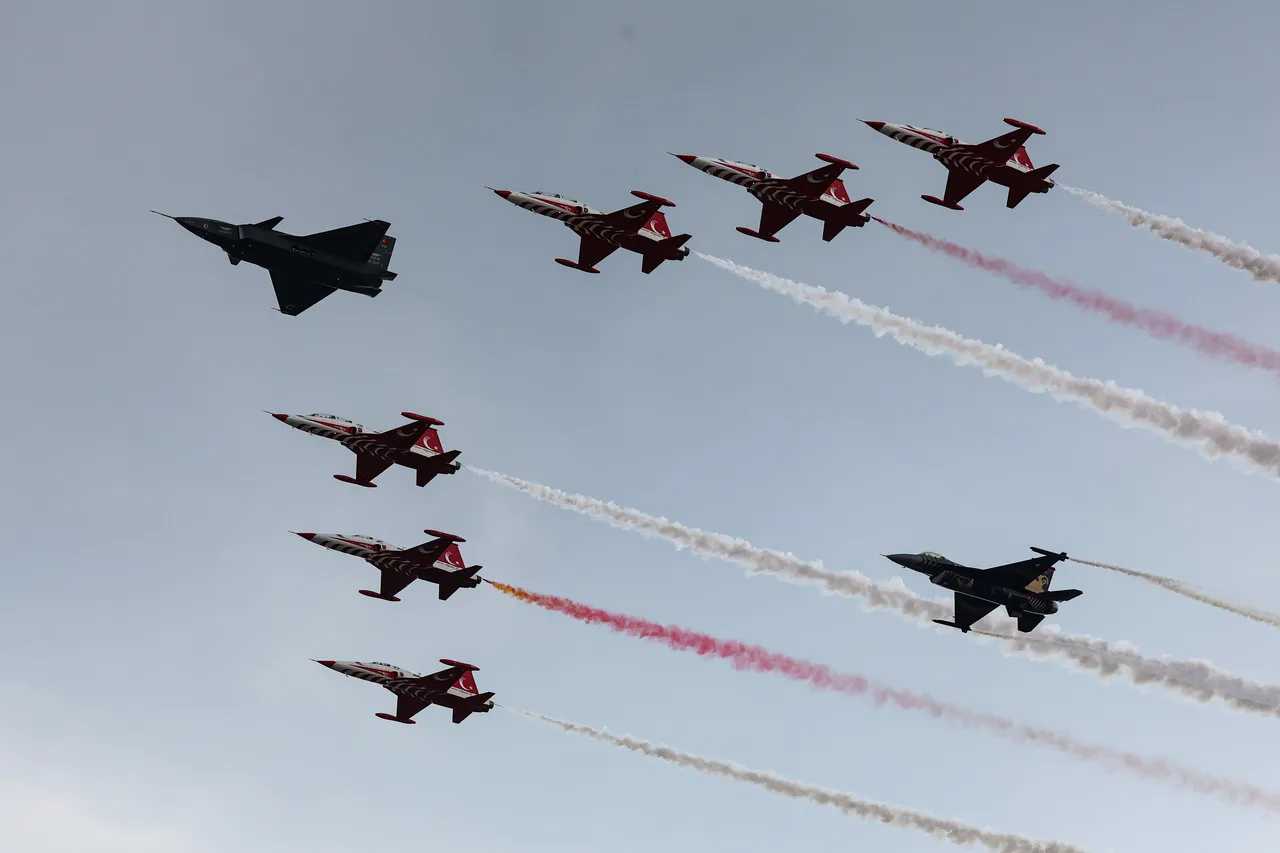 Türkiye'nin havadaki gözbebeği! Dünyada bir ilk: Bayraktar KIZILELMA'dan milli donanmalarla gövde gösterisi