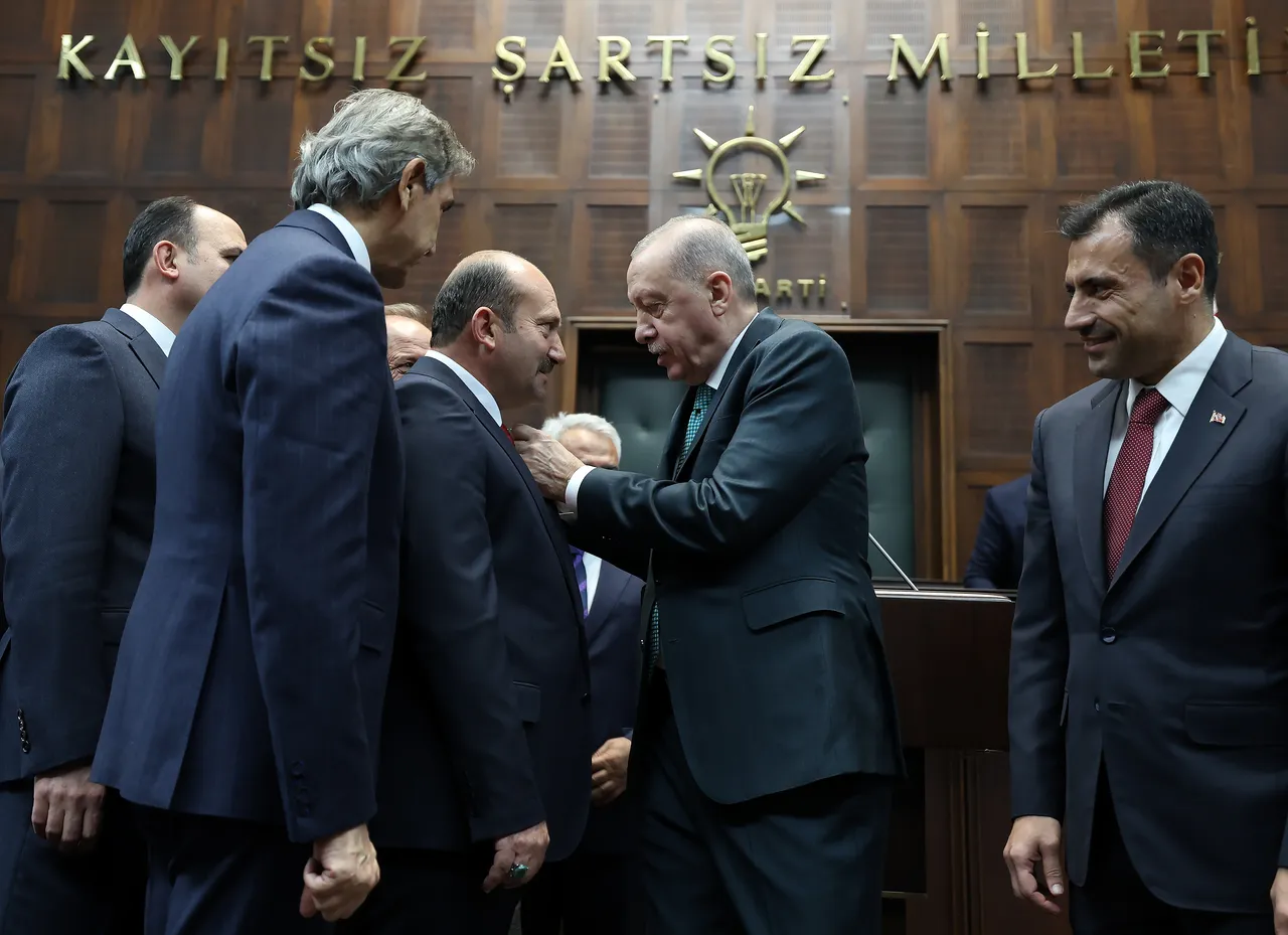 2 belediye başkanı daha AK Parti'de! Rozetlerini Erdoğan taktı
