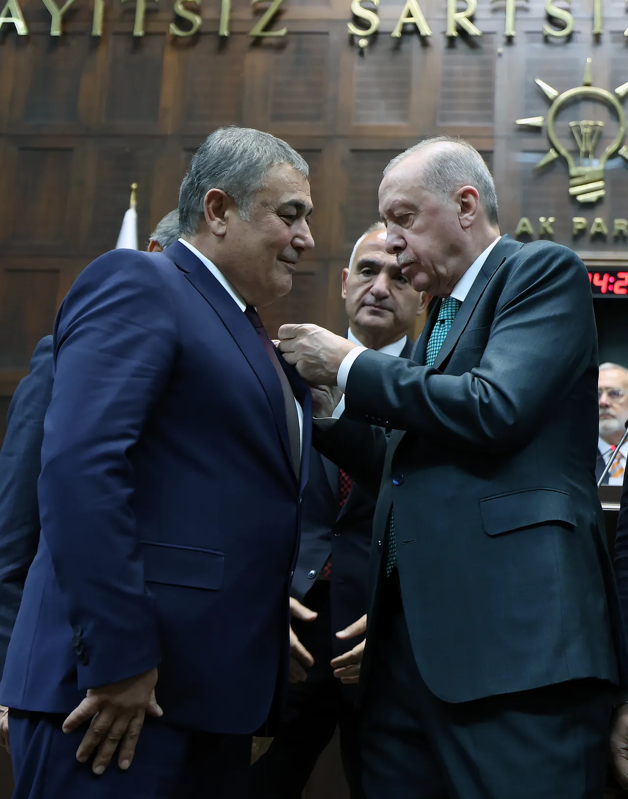 2 belediye başkanı daha AK Parti'de! Rozetlerini Erdoğan taktı