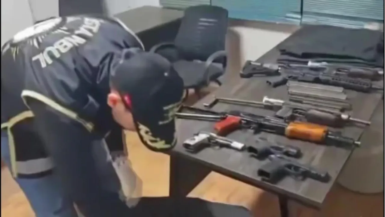 Bahçelievler’de suç çetesine operasyon: Uzun namlulu silahlar ele geçirildi