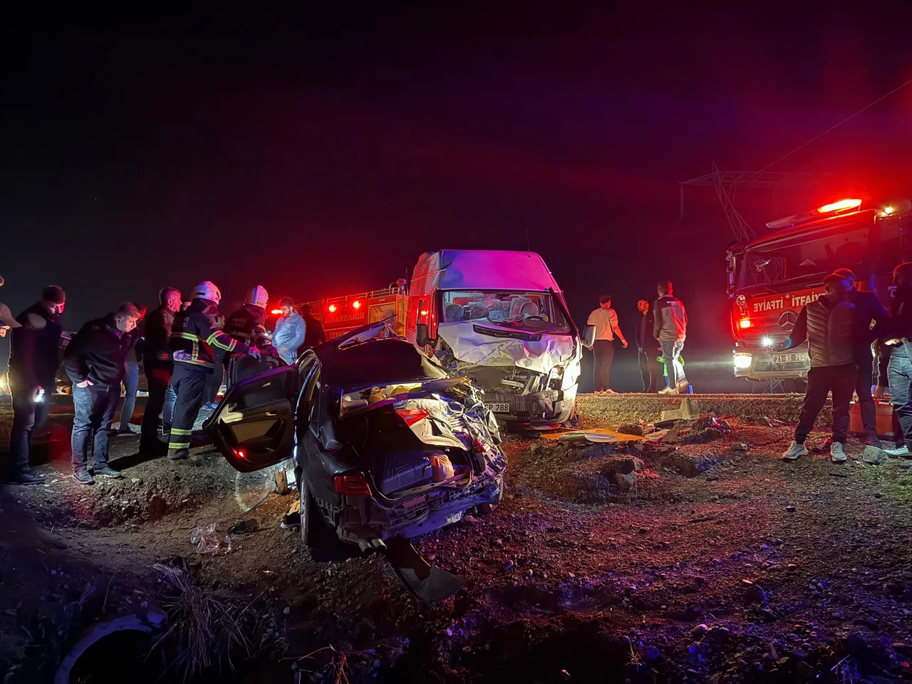 Diyarbakır Bismil'de zincirleme kaza! Ölü ve yaralılar var