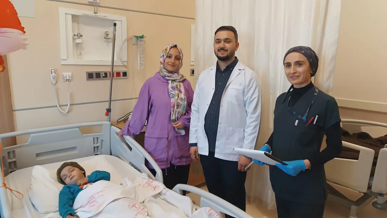 Evde kek yerken nefesi kesildi! 2 yaşındaki Yiğit’e hızlı müdahale…