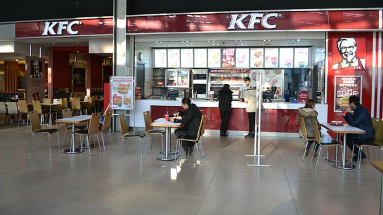 Fast food devi KFC, Türkiye'ye geri döndü! İlk şube ünlü AVM'de açıldı