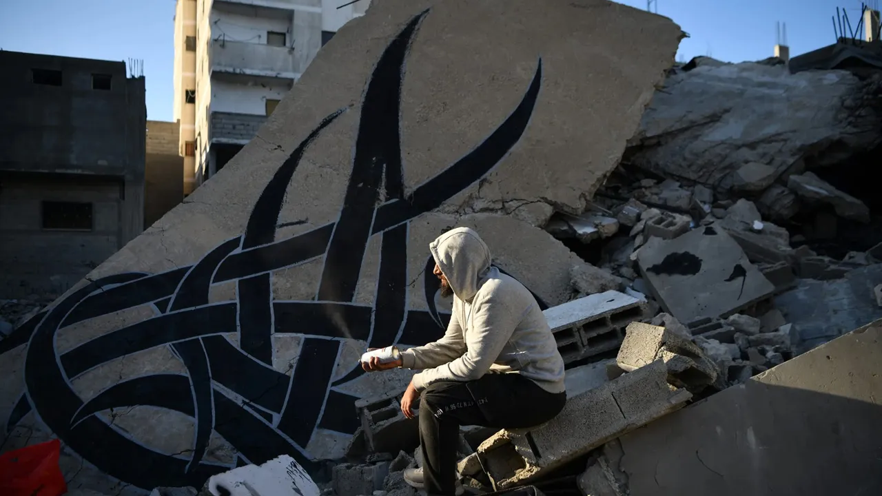 Gazzeli sanatçı Belal Khaled: Enkaz üzerinden bütün dünyaya mesaj veriyorum