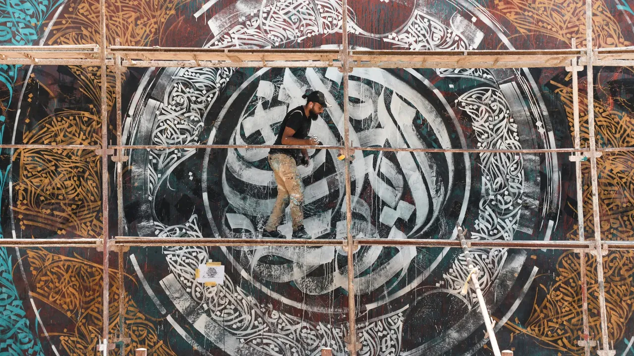 Belal Khaled, Gazze’nin yanı sıra dünyadaki farklı yapılara “kaligrafiti” yapıyor.