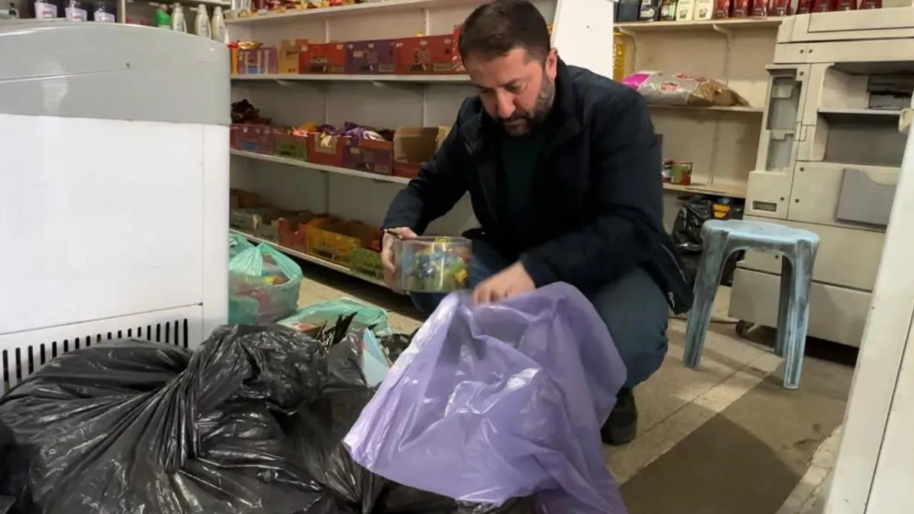 Hakkari'de 30 yıllık esnaftan ayrılık günü büyük sürpriz: Tüm kırtasiye malzemesini okula bağışladı