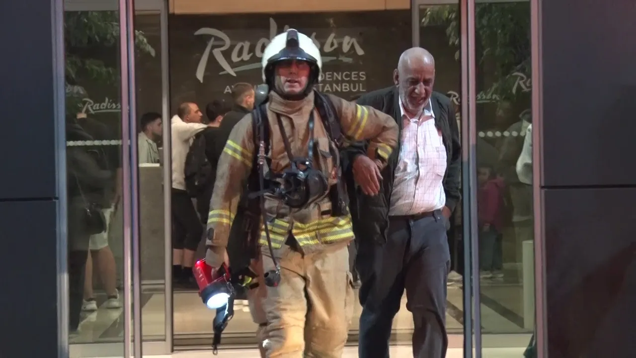 İstanbulda otelde yangın paniği! 4 kişi hastaneye kaldırıldı