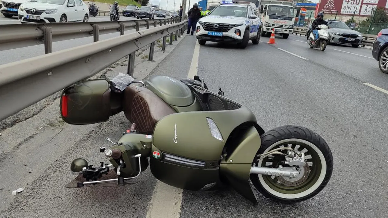 Küçükçekmece'de feci kaza! Motosiklet bariyerlere çarptı! 1 ölü, 1 yaralı