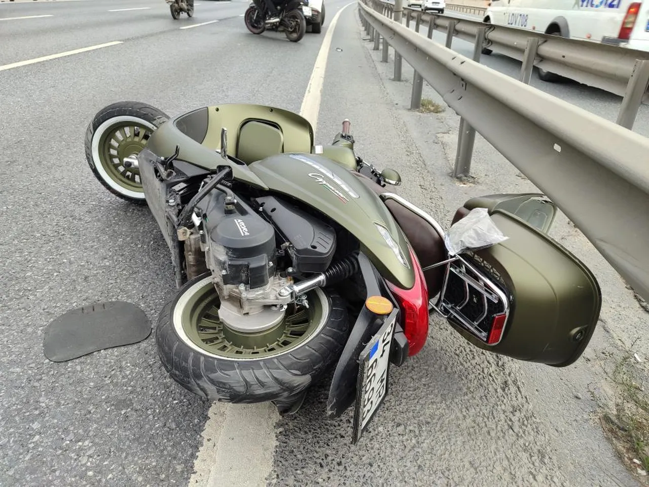 Küçükçekmece'de feci kaza! Motosiklet bariyerlere çarptı! 1 ölü, 1 yaralı