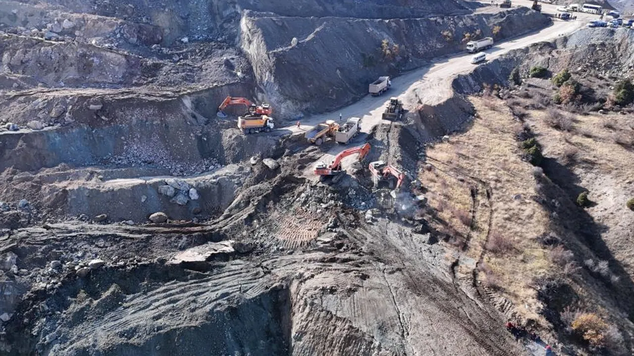 Maden ocağında göçük altında kalan işçiyi arama çalışmaları başladı